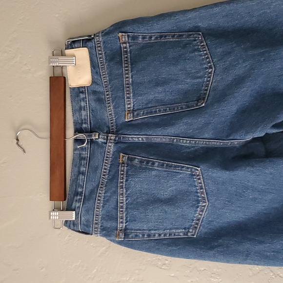 Everlane The '90s Cheeky Straight Jean in Medium Blue - Picture 5 of 12